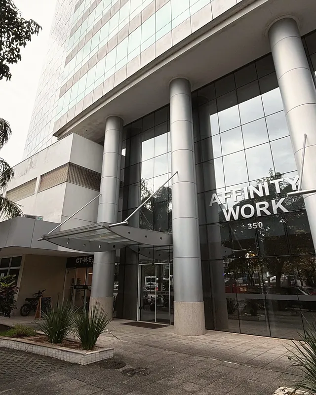 Fachada do Edifício Affinity Work, número 350, com colunas e entrada de vidro