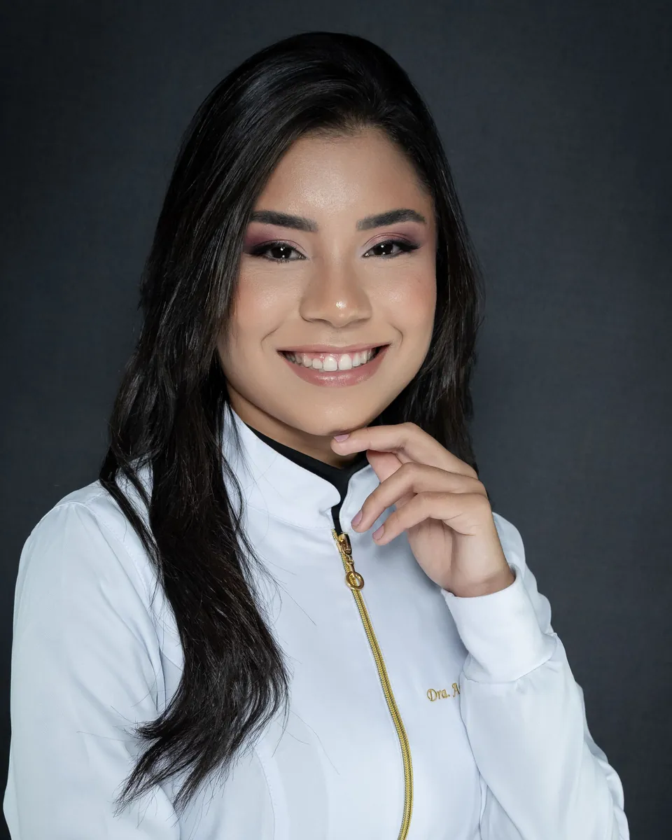 Dra. Ana Paula Carlesso sorrindo, em fundo escuro